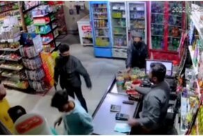 В Индии сотрудник магазина и его приятели наказали вооруженных грабителей