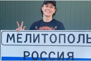 Юлия Чичерина поучаствовала в установке дорожного указателя в Мелитополе