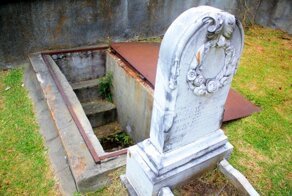 Секрет необычного надгробия или грустная история о материнской любви