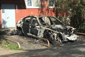 Отомстил за парковку: в Питере сгорел BMW, подпирающий дверь подъезда