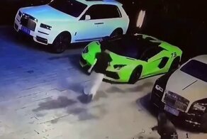 Вандализм в алкогольном угаре: пьяный китаец повредил четыре роскошных автомобиля