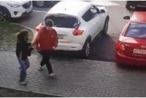 Психанул: дерзкий подросток разбил стекло автомобиля