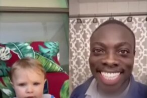 От улыбки хмурый день светлей