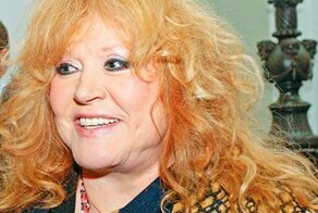 “Живи спокойно, страна”: Алла Пугачёва ответила тем, кто разместил в её честь матерное оскорбление в Останкино