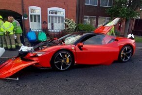 В Великобритании водитель гиперкара Ferrari протаранил пять припаркованных автомобилей и убежал с места ДТП