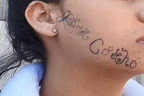 Похититель вытатуировал свое имя на лице жертвы