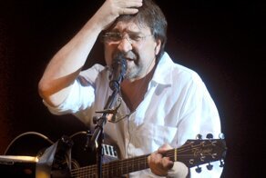 «Надо рубиться за свет в конце тоннеля»: Юрий Шевчук обратился к уехавшим и оставшимся в России звёздам