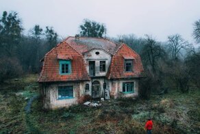 15 фото заброшенных мест, заставляющих почувствовать силу времени и истории