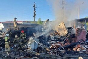 Авария дня. В Пермском крае фура без тормозов снесла вагон с углём и пост дежурного переезду
