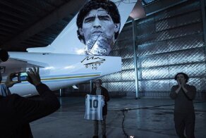 Аргентинцы посвятили Марадоне самолет