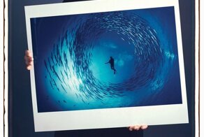 12 портретов известных фотографов, которые позируют со своими легендарными снимками