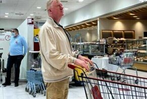 Фото Чубайса с пустой тележкой в супермаркете на Кипре рассмешило пользователей сети