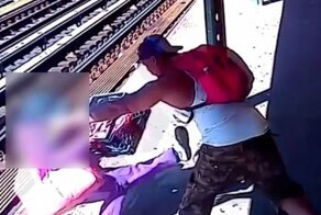 Видео: злоумышленник в нью-йоркском метро толкает женщину на рельсы