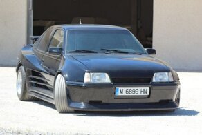 Редкий широкофюзеляжный Opel Kadett в образе Testarossa