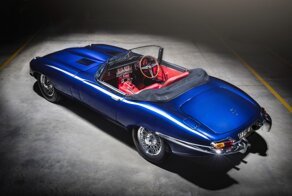 Jaguar Classic представил свой новый рестомод E-Type Roadster в эксклюзивном цвете