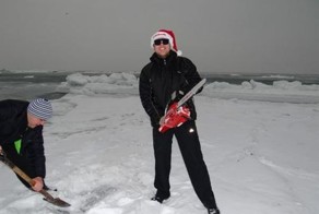 35 одесских моржей загорали на заснеженном пляже (28 фото)