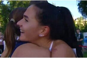 Российские спортсменки случайно сцепились серёжками, поздравляя друг друга