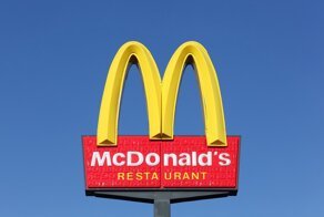 "Палка, палка, кругляшок": в соцсетях высмеяли логотип российского McDonald's