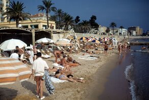 Отдыхающие на пляже в Каннах в удивительных цветных снимках 1948 года