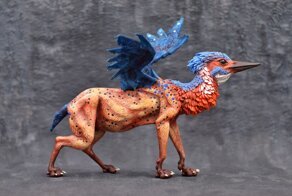 Девушка мастерит фигурки фантазийных существ из глины