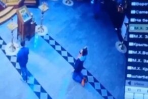 В храме Питера мужчина выстрелил себе в голову, стоя на коленях перед алтарём