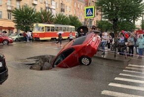С первым сильным дождём Ижевск не справился: в центре автомобиль провалился в яму