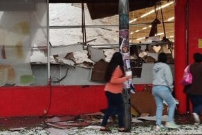 В Мехико мощным градом уронило крышу супермаркета