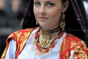 25 представительниц различных национальностей, показывающих красоту и многоликость народов мира