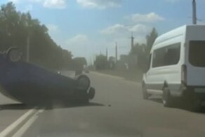 В Смоленске водитель «Логана» столкнулся с маршруткой и перевернулся на крышу