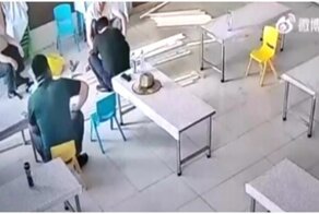 Повезло: рабочий чудом не провалился в пролом