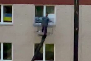 В Красноярске коммунальщики замазали белой краской окна с флагом Украины