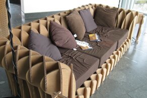 Слишком много картона: стулья, кровати, обувь и даже палатки