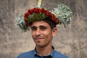 Удивительной красоты место, где каждый уважающий себя мужчина носит венок из цветов