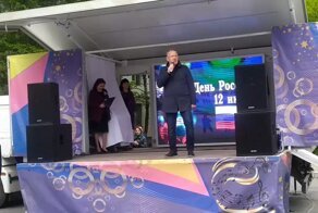 Мэр приморского города обиделся на журналиста и лично принёс ему повестку в армию