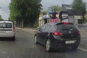 Неудачная попытка перебежать дорогу на "красный": в Екатеринбурге подросток попал под машину