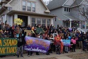 Жительницу Миннеаполиса собирались выселить, но её отстояли соседи