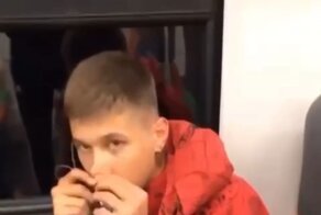 "Снимай сейчас же!": в подмосковной электричке неадекват избил неформалов из-за внешнего вида