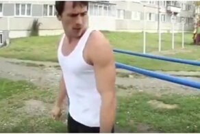 Впечатляющий трюк на брусьях