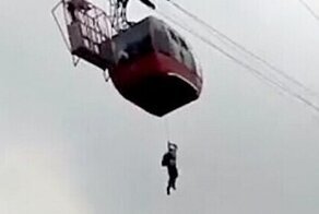 Видео: туристы застряли на канатной дороге и пытались спуститься вниз по верёвке
