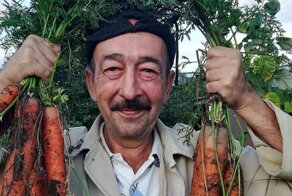 Мужчина ведёт душевную страничку в социальных сетях про свою дачу и жизнь