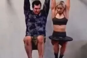 Забавное состязание по перекладыванию блина