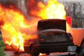 В центре Москвы Mercedes врезался в жилой дом. Двое сгорели заживо