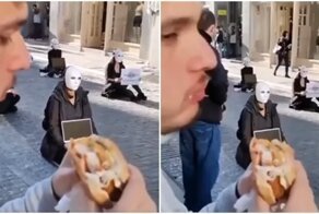 Парень троллит протестующих веганов