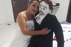 Бразильянка вышла замуж за тряпичную куклу и родила от неё ребёнка