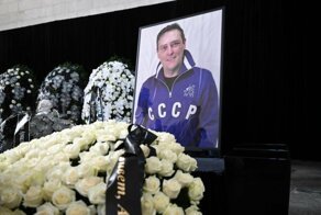 Белые розы и километровая очередь: поклонники простились с Юрием Шатуновым