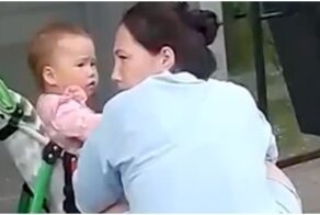 На видео попала мамаша, которая учила ребёнка курить вейп