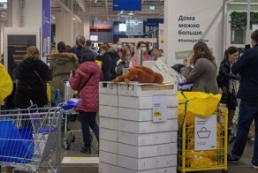 Хаос и длинные очереди: как проходит закрытая распродажа в IKEA для "своих"