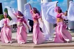 В Петрозаводске полуголые девушки в кокошниках станцевали под "Катюшу"