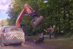 Отец попытался помешать аресту сына с помощью экскаватора