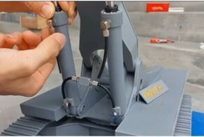 Талантливый парень сделал небольшой гусеничный экскаватор